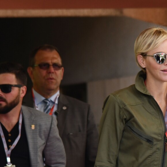 L'ancien champion de F1 Mika Hakkinen, le prince Albert II de Monaco et la princesse Charlene - Le prince Albert II de Monaco et la princesse Charlene arrivent dans les paddocks pour aller saluer les différentes équipes de la Croix Rouges présentent sur le circuit lors du 73 ème Grand Prix de Formule 1 de Monaco, le 26 mai 2018. © Bruno Bébert/Bestimage
