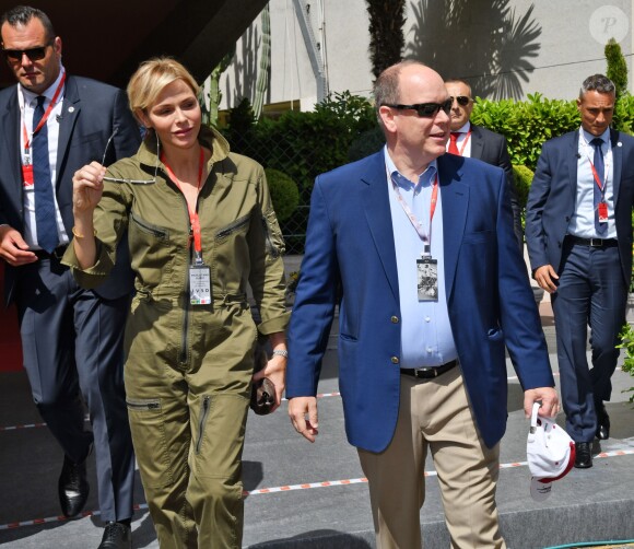 Le prince Albert II de Monaco et la princesse Charlene de Monaco - Le prince Albert II de Monaco et la princesse Charlene arrivent dans les paddocks pour aller saluer les différentes équipes de la Croix Rouges présentent sur le circuit lors du 73 ème Grand Prix de Formule 1 de Monaco, le 26 mai 2018. © Bruno Bébert/Bestimage