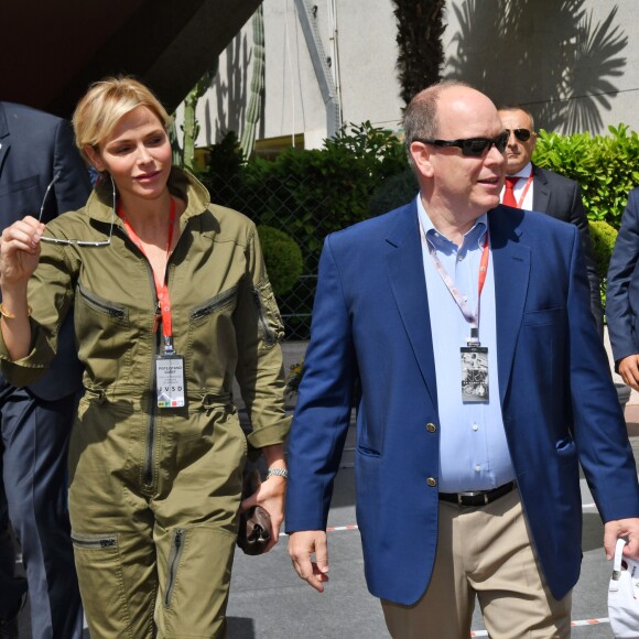 Le prince Albert II de Monaco et la princesse Charlene de Monaco - Le prince Albert II de Monaco et la princesse Charlene arrivent dans les paddocks pour aller saluer les différentes équipes de la Croix Rouges présentent sur le circuit lors du 73 ème Grand Prix de Formule 1 de Monaco, le 26 mai 2018. © Bruno Bébert/Bestimage