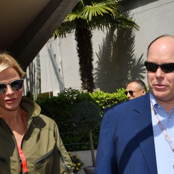 Le prince Albert II de Monaco et la princesse Charlene de Monaco - Le prince Albert II de Monaco et la princesse Charlene arrivent dans les paddocks pour aller saluer les différentes équipes de la Croix Rouges présentent sur le circuit lors du 73 ème Grand Prix de Formule 1 de Monaco, le 26 mai 2018. © Bruno Bébert/Bestimage