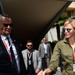 Le prince Albert II de Monaco et la princesse Charlene de Monaco - Le prince Albert II de Monaco et la princesse Charlene arrivent dans les paddocks pour aller saluer les différentes équipes de la Croix Rouges présentent sur le circuit lors du 73 ème Grand Prix de Formule 1 de Monaco, le 26 mai 2018. © Bruno Bébert/Bestimage