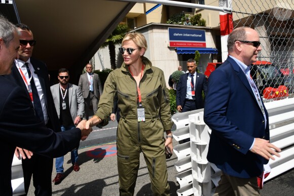 Le prince Albert II de Monaco et la princesse Charlene de Monaco - Le prince Albert II de Monaco et la princesse Charlene arrivent dans les paddocks pour aller saluer les différentes équipes de la Croix Rouges présentent sur le circuit lors du 73 ème Grand Prix de Formule 1 de Monaco, le 26 mai 2018. © Bruno Bébert/Bestimage