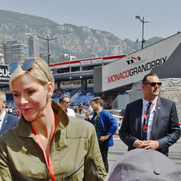 La princesse Charlene de Monaco - Le prince Albert II de Monaco et la princesse Charlene arrivent dans les paddocks pour aller saluer les différentes équipes de la Croix Rouges présentent sur le circuit lors du 73 ème Grand Prix de Formule 1 de Monaco, le 26 mai 2018. © Bruno Bébert/Bestimage