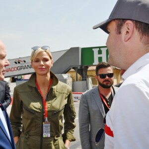 Le prince Albert II de Monaco et la princesse Charlene de Monaco - Le prince Albert II de Monaco et la princesse Charlene arrivent dans les paddocks pour aller saluer les différentes équipes de la Croix Rouges présentent sur le circuit lors du 73 ème Grand Prix de Formule 1 de Monaco, le 26 mai 2018. © Bruno Bébert/Bestimage