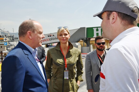 Le prince Albert II de Monaco et la princesse Charlene de Monaco - Le prince Albert II de Monaco et la princesse Charlene arrivent dans les paddocks pour aller saluer les différentes équipes de la Croix Rouges présentent sur le circuit lors du 73 ème Grand Prix de Formule 1 de Monaco, le 26 mai 2018. © Bruno Bébert/Bestimage