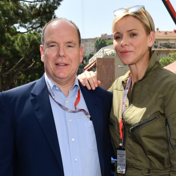 Le prince Albert II de Monaco et la princesse Charlene de Monaco - Le prince Albert II de Monaco et la princesse Charlene arrivent dans les paddocks pour aller saluer les différentes équipes de la Croix Rouges présentent sur le circuit lors du 73 ème Grand Prix de Formule 1 de Monaco, le 26 mai 2018. © Bruno Bébert/Bestimage