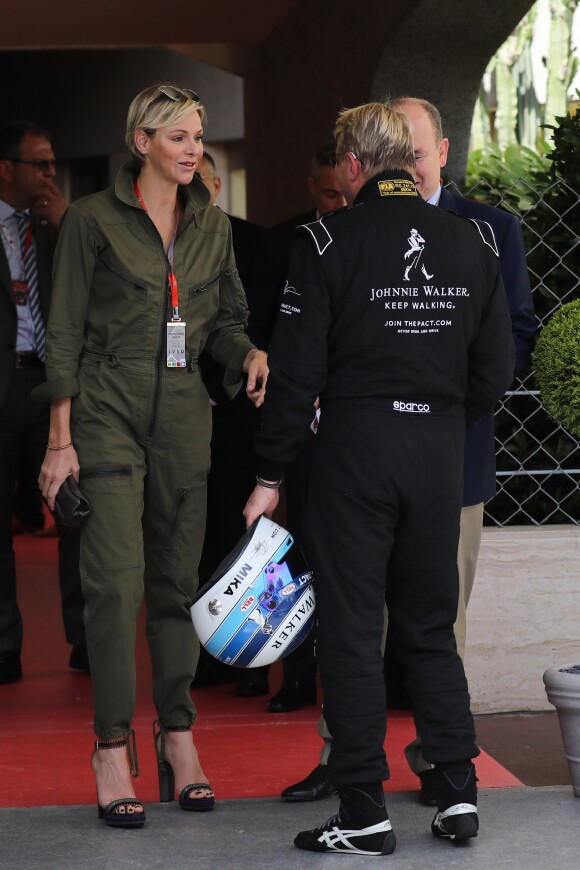 L'ancien champion de F1 Mika Hakkinen, le prince Albert II de Monaco et la princesse Charlene dans les paddocks lors du 73ème Grand Prix de Formule 1 de Monaco, le 26 mai 2018. © Olivier Huitel/Pool Monaco/Bestimage