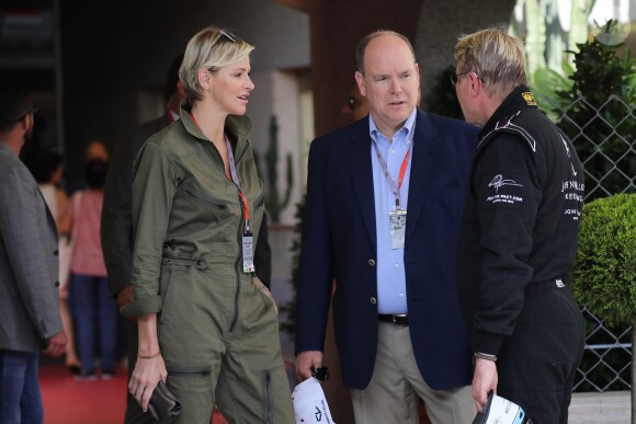 L'ancien champion de F1 Mika Hakkinen, le prince Albert II de Monaco et la princesse Charlene dans les paddocks lors du 73ème Grand Prix de Formule 1 de Monaco, le 26 mai 2018. © Olivier Huitel/Pool Monaco/Bestimage