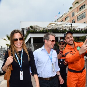 Hugh Grant et son épouse Anna Eberstein au 76e Grand Prix de Formule 1 de Monaco, le 27 mai 2018. © Bruno Bebert/Bestimage