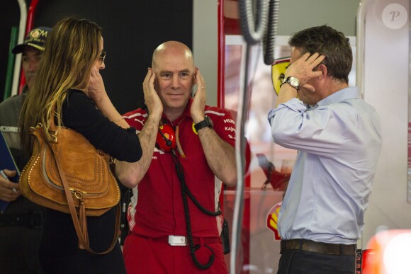 Hugh Grant et son épouse Anna Eberstein visitent le stand Ferrari au 76e Grand Prix de Formule 1 de Monaco, le 27 mai 2018.