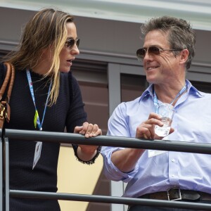 Hugh Grant et son épouse Anna Eberstein visitent le stand Ferrari au 76e Grand Prix de Formule 1 de Monaco, le 27 mai 2018.