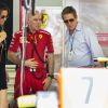 Hugh Grant et son épouse Anna Eberstein visitent le stand Ferrari au 76e Grand Prix de Formule 1 de Monaco, le 27 mai 2018.