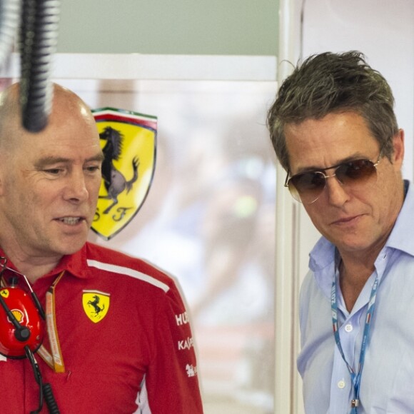 Hugh Grant et son épouse Anna Eberstein visitent le stand Ferrari au 76e Grand Prix de Formule 1 de Monaco, le 27 mai 2018.