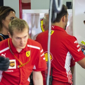 Hugh Grant et son épouse Anna Eberstein visitent le stand Ferrari au 76e Grand Prix de Formule 1 de Monaco, le 27 mai 2018.