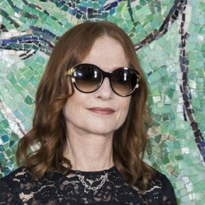 Isabelle Huppert - Photocall du défilé de la collection croisière Louis Vuitton 2019 dans les jardins de la fondation d'art Maeght à Saint-Paul-De-Vence, France, le 28 mai 2018.