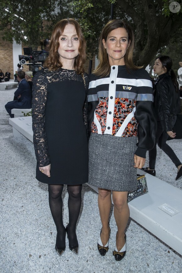 Isabelle Huppert et Marina Foïs - Front row au défilé de la collection croisière Louis Vuitton 2019 dans les jardins de la fondation d'art Maeght à Saint-Paul-De-Vence, France, le 28 mai 2018.