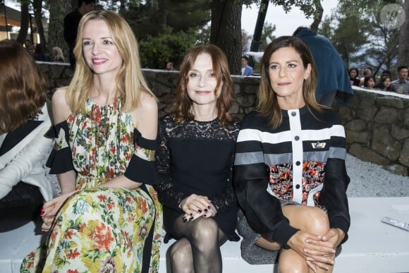 Delphine Arnault, Isabelle Huppert et Marina Foïs - Front row au défilé de la collection croisière Louis Vuitton 2019 dans les jardins de la fondation d'art Maeght à Saint-Paul-De-Vence, France, le 28 mai 2018.