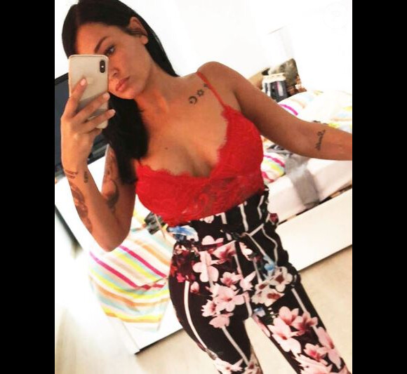 Aurélie Dotremont, brune, affiche sa nouvelle poitrine après la chirurgie esthétique.