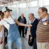 Laury Thilleman se met à danser dans un aéroport, le 25 mai 2018.