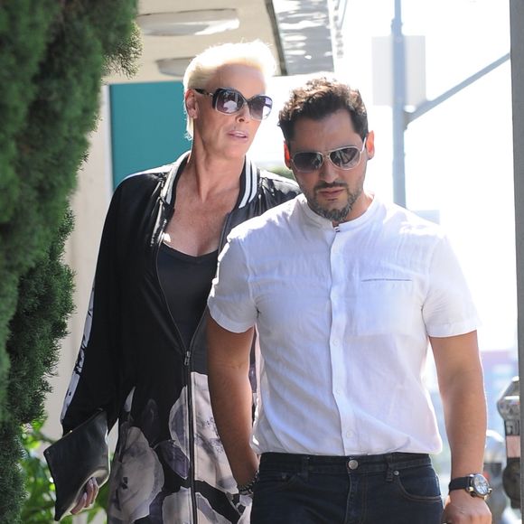 Brigitte Nielsen (enceinte) et son mari Mattia Dessi dans les rues de Los Angeles. Le 31 mai 2018.