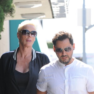 Brigitte Nielsen (enceinte) et son mari Mattia Dessi dans les rues de Los Angeles. Le 31 mai 2018.