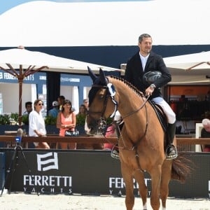 Guillaume Canet troisième sur le podium du PRIZE FERRETTI YACHTS - Pour la cinquième année consécutive, le Longines Athina Onassis Horse Show ("LAOHS"), s'installe sur la mythique plage de Pampelonne, située sur la Presqu'île de Saint-Tropez. Cet évènement d'exception est orchestré par la célèbre cavalière Athina Onassis. Le 31 mai 2018. © Lionel Urman / Bestimage