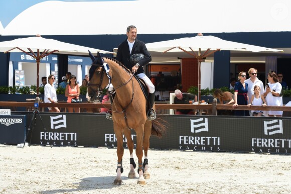 Guillaume Canet troisième sur le podium du PRIZE FERRETTI YACHTS - Pour la cinquième année consécutive, le Longines Athina Onassis Horse Show ("LAOHS"), s'installe sur la mythique plage de Pampelonne, située sur la Presqu'île de Saint-Tropez. Cet évènement d'exception est orchestré par la célèbre cavalière Athina Onassis. Le 31 mai 2018. © Lionel Urman / Bestimage