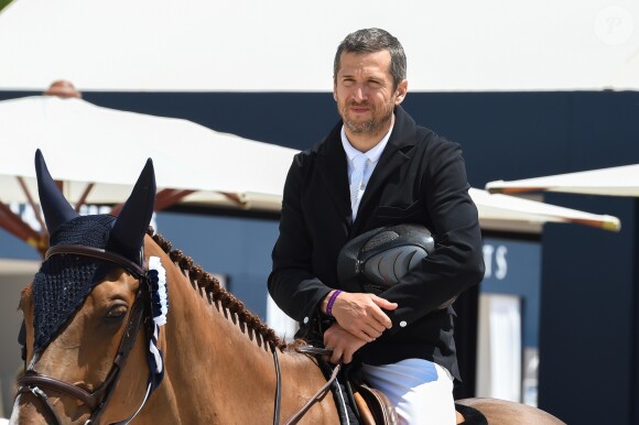 Guillaume Canet troisième sur le podium du PRIZE FERRETTI YACHTS - Pour la cinquième année consécutive, le Longines Athina Onassis Horse Show ("LAOHS"), s'installe sur la mythique plage de Pampelonne, située sur la Presqu'île de Saint-Tropez. Cet évènement d'exception est orchestré par la célèbre cavalière Athina Onassis. Le 31 mai 2018. © Lionel Urman / Bestimage