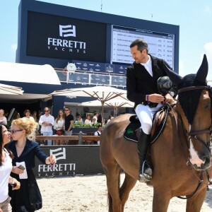 Guillaume Canet troisième sur le podium du PRIZE FERRETTI YACHTS - Pour la cinquième année consécutive, le Longines Athina Onassis Horse Show ("LAOHS"), s'installe sur la mythique plage de Pampelonne, située sur la Presqu'île de Saint-Tropez. Cet évènement d'exception est orchestré par la célèbre cavalière Athina Onassis. Le 31 mai 2018. © Lionel Urman / Bestimage