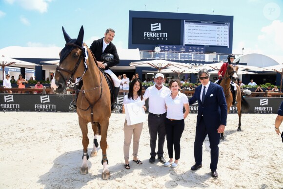 Guillaume Canet troisième sur le podium du PRIZE FERRETTI YACHTS - Pour la cinquième année consécutive, le Longines Athina Onassis Horse Show ("LAOHS"), s'installe sur la mythique plage de Pampelonne, située sur la Presqu'île de Saint-Tropez. Cet évènement d'exception est orchestré par la célèbre cavalière Athina Onassis. Le 31 mai 2018. © Lionel Urman / Bestimage