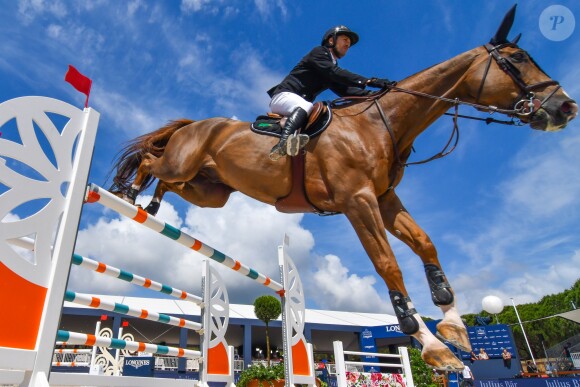 Guillaume Canet troisième sur le podium du PRIZE FERRETTI YACHTS - Pour la cinquième année consécutive, le Longines Athina Onassis Horse Show ("LAOHS"), s'installe sur la mythique plage de Pampelonne, située sur la Presqu'île de Saint-Tropez. Cet évènement d'exception est orchestré par la célèbre cavalière Athina Onassis. Le 31 mai 2018. © Lionel Urman / Bestimage