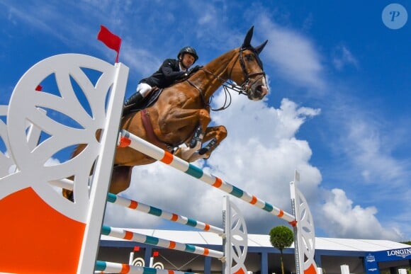 Guillaume Canet troisième sur le podium du PRIZE FERRETTI YACHTS - Pour la cinquième année consécutive, le Longines Athina Onassis Horse Show ("LAOHS"), s'installe sur la mythique plage de Pampelonne, située sur la Presqu'île de Saint-Tropez. Cet évènement d'exception est orchestré par la célèbre cavalière Athina Onassis. Le 31 mai 2018. © Lionel Urman / Bestimage