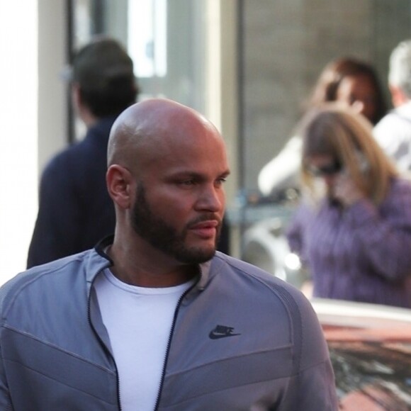 Stephen Belafonte (ex de Mel.B) discute avec une mystérieuse inconnue à Los Angeles, le 24 avril 2018.