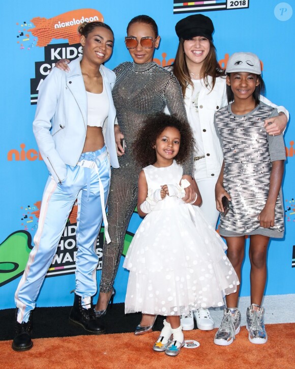 Phoenix Gulzar, Mel B (Melanie Brown), Angel Murphy Brown, Gisell et Madison Brown Belafonte à la soirée Nickelodeon's 2018 Kids' Choice Awards à Inglewood, le 24 mars 2018