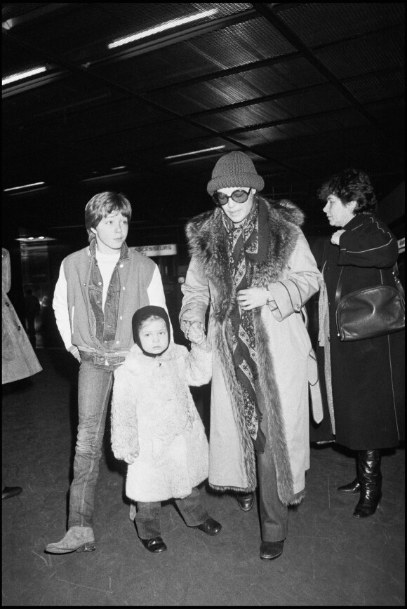 Romy Schneider avec ses enfants Sarah Biasini et David Meyen à l'aéroport à Paris le 10 février 1981.