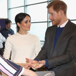 Le prince Harry et Meghan Markle (désormais duchesse de Sussex) en visite à Belfast le 23 mars 2018. En découvrant des articles de puériculture innovant de la marque Shnuggle, Meghan a déclaré : "A un moment donné, on aura besoin de toute la panoplie", faisant allusion à son désir d'avoir des enfants avec le prince.