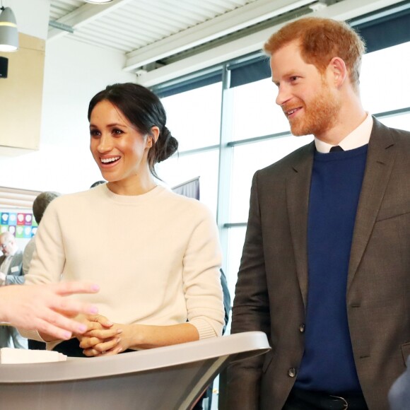 Le prince Harry et Meghan Markle (désormais duchesse de Sussex) en visite à Belfast le 23 mars 2018. En découvrant des articles de puériculture innovant de la marque Shnuggle, Meghan a déclaré : "A un moment donné, on aura besoin de toute la panoplie", faisant allusion à son désir d'avoir des enfants avec le prince.