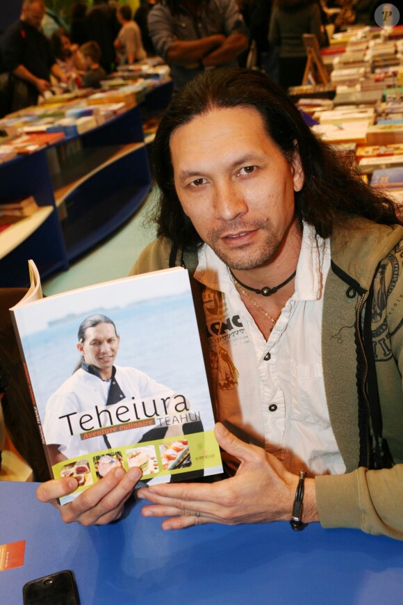 L'aventurier Teheiura au Salon du livre à Paris le 22 mars 2015.