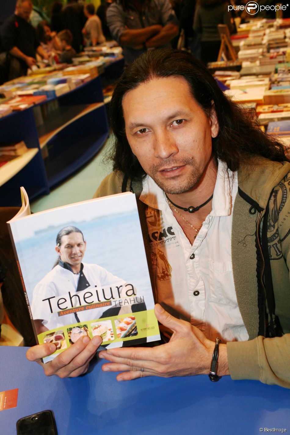 L&#039;aventurier Teheiura au Salon du livre à Paris le 22 mars 2015.