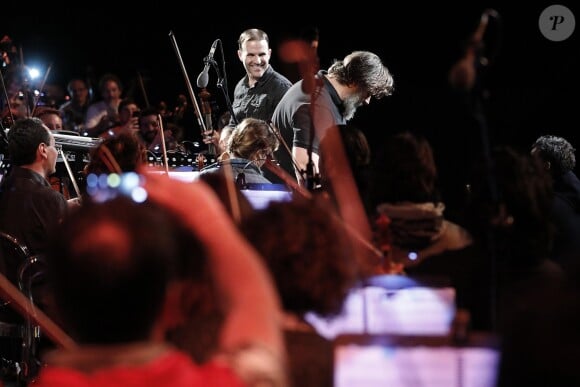 Russell Crowe avec les musiciens au Colisée, Rome, le 5 juin 2018