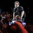 Russell Crowe avec les musiciens au Colisée, Rome, le 5 juin 2018
