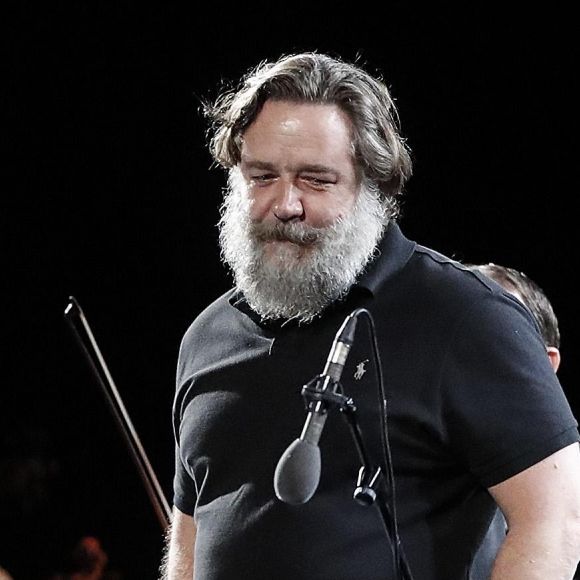 Russell Crowe avec les musiciens au Colisée, Rome, le 5 juin 2018