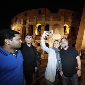 Russell Crowe avec des fans devant le Colisée, Rome, le 5 juin 2018
