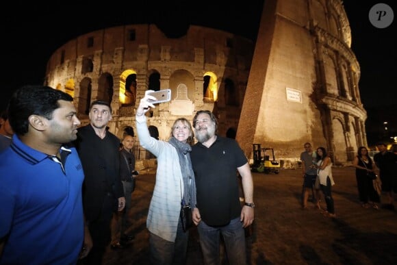 Russell Crowe avec des fans devant le Colisée, Rome, le 5 juin 2018