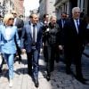 Le président de la République française Emmanuel Macron, sa femme la Première Dame Brigitte Macron, le Premier ministre du Québec Philippe Couillard et sa femme Suzanne Pilote déambulent dans les rues du Vieux-Montréal, Québec, Canada, le 7 juin 2018, la veille du sommet du G7.