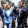 Le président de la République française Emmanuel Macron, sa femme la Première Dame Brigitte Macron, le Premier ministre du Québec Philippe Couillard et sa femme Suzanne Pilote déambulent dans les rues du Vieux-Montréal, Québec, Canada, le 7 juin 2018, la veille du sommet du G7.