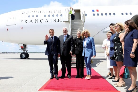 Le Premier ministre du Québec Philippe Couillard et sa femme Suzanne Pilote accueillent le président de la République française Emmanuel Macron et sa femme la Première Dame Brigitte Macron à l'aéroport international Pierre-Elliott-Trudeau de Montréal, Québec, Canada, le 7 juin 2018, la veille du sommet du G7. © Dominique Jacovides/Bestimage