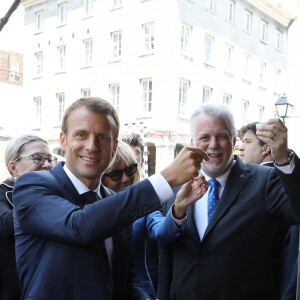 Le président de la République française Emmanuel Macron, sa femme la Première Dame Brigitte Macron, le Premier ministre du Québec Philippe Couillard et sa femme Suzanne Pilote déambulent dans les rues du Vieux-Montréal, Québec, Canada, le 7 juin 2018, la veille du sommet du G7.