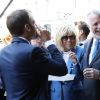 Le président de la République française Emmanuel Macron, sa femme la Première Dame Brigitte Macron, le Premier ministre du Québec Philippe Couillard et sa femme Suzanne Pilote déambulent dans les rues du Vieux-Montréal, Québec, Canada, le 7 juin 2018, la veille du sommet du G7.