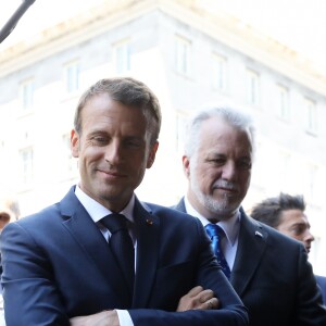 Le président de la République française Emmanuel Macron, sa femme la Première Dame Brigitte Macron, le Premier ministre du Québec Philippe Couillard et sa femme Suzanne Pilote déambulent dans les rues du Vieux-Montréal, Québec, Canada, le 7 juin 2018, la veille du sommet du G7. L